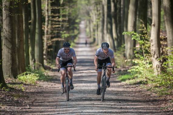 Twee wielrenners op gravelpad