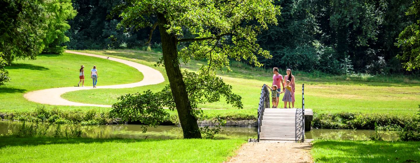 Wandelaars in park Ter Rijst