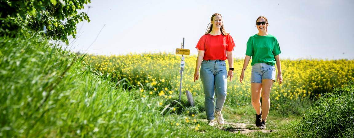 Twee vriendinnen op wandel