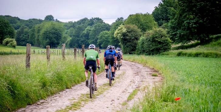 Gravelaars op veldweg