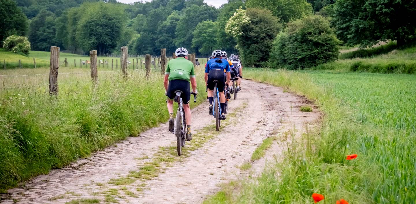 Sportieve fietsers op kasseiweg