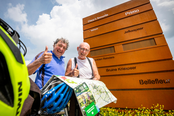 Fietsers aan het kunstwerk Pallox