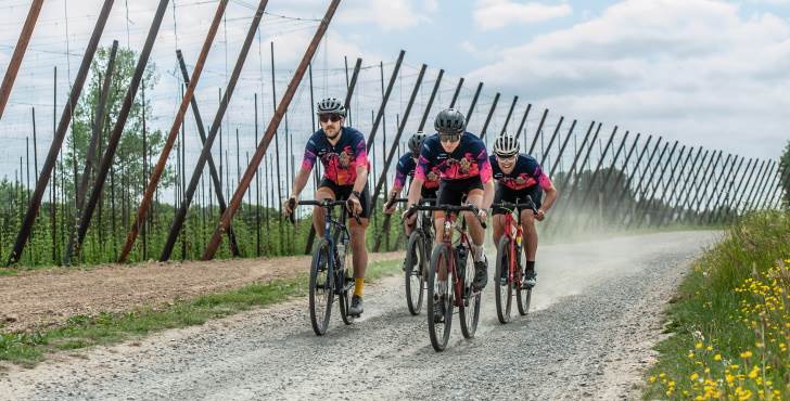 Fietsclub op grindpad