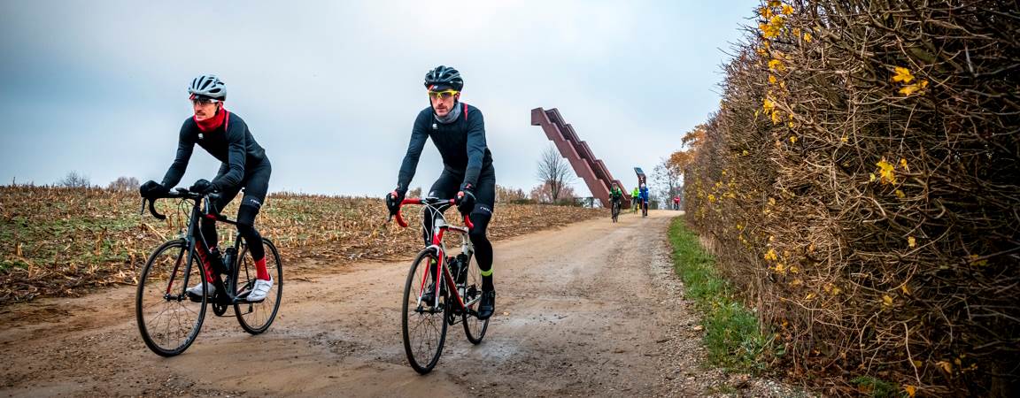 Gravelrijders in winter langs Vlooybergtoren