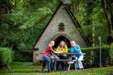 Picknick aan kapel in het Floordambos