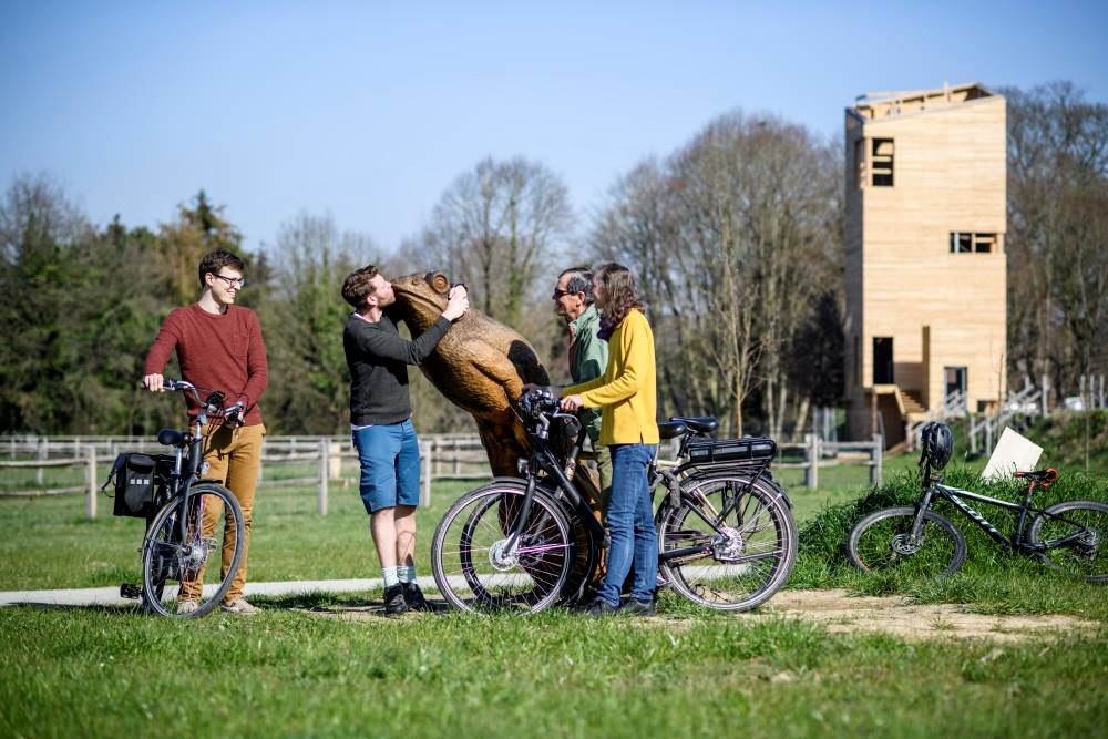 Mensen aan houten beeld kikker