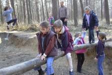 Kinderen spelen op een boomstam