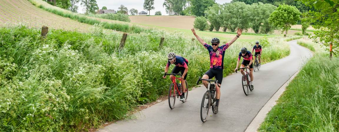 Wielrenners sprinten op helling