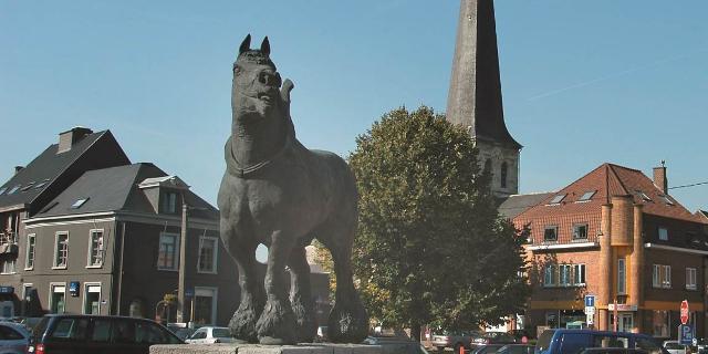 Standbeeld van een boerenpaard