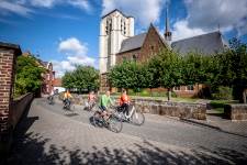 Fietsers aan de kerk van Wezemaal