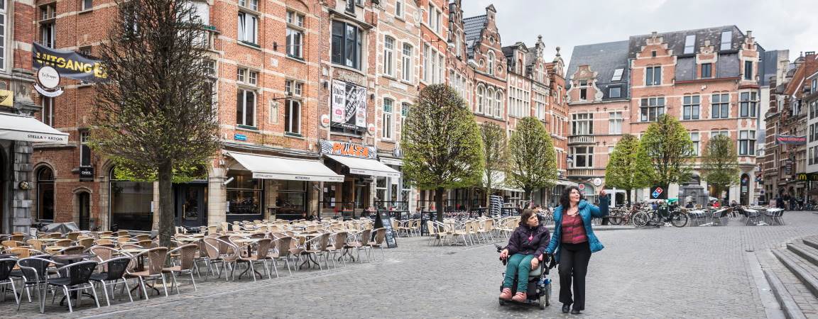 Wandelaar en rolstoelgebruiker op de Oude Markt